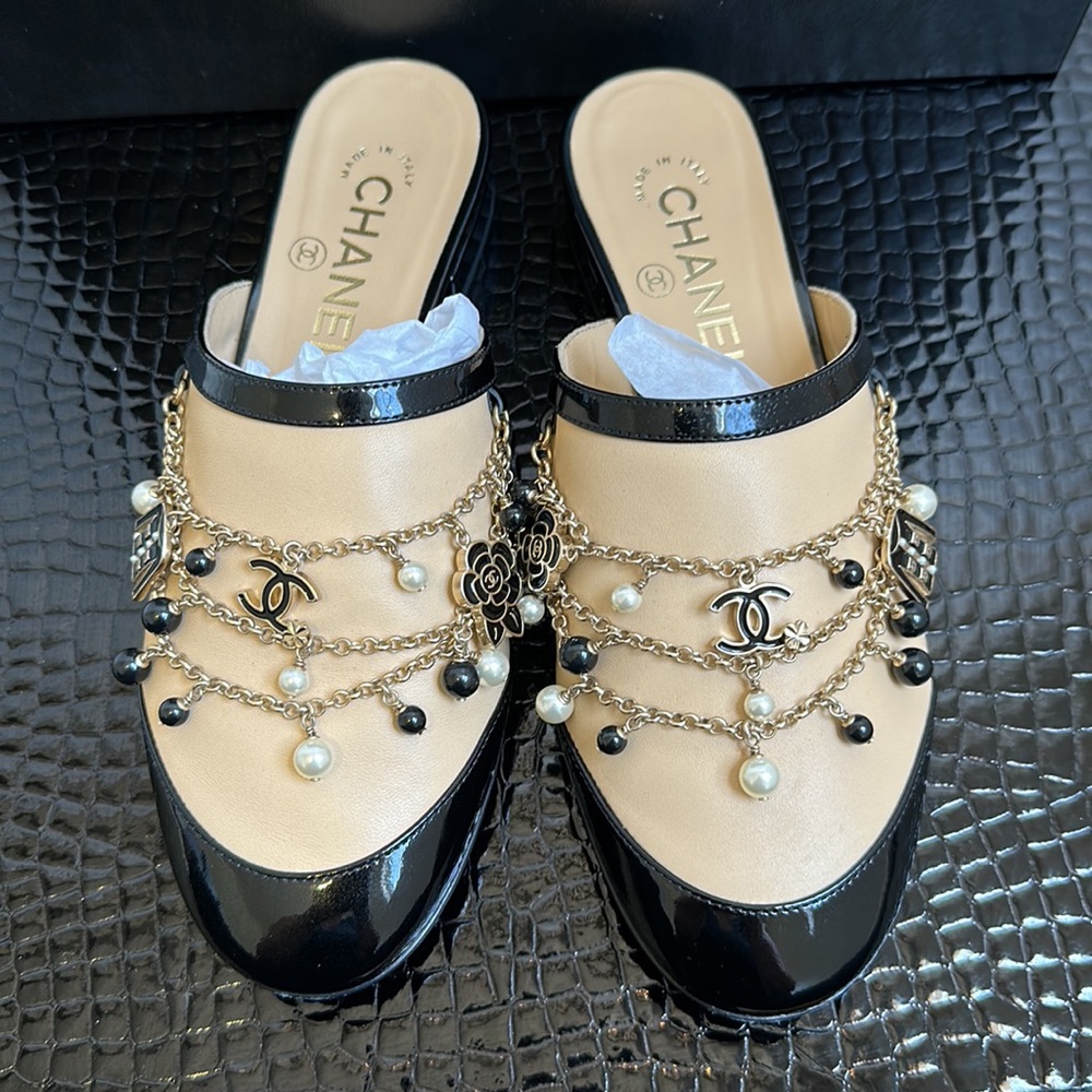 Stunning Chanel lamb skin mules. - Picture 2 of 9